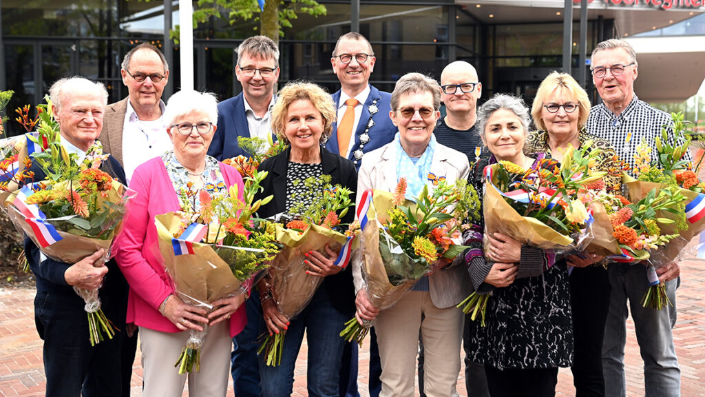 Tien inwoners in het zonnetje gezet tijdens de Lintjesregen 2023 Hardenberg20230426