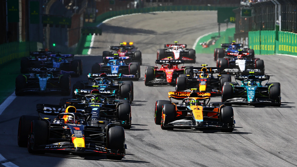 Formule 1 Imola GP op groot scherm tijdens Hapjes Dag Foodtruckfestival Formule 1 Imola GP op groot scherm tijdens Hapjes Dag Foodtruckfestival