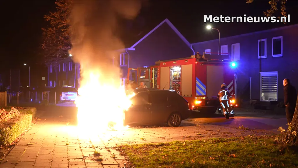 Auto in lichterlaaie in Beatrixstraat