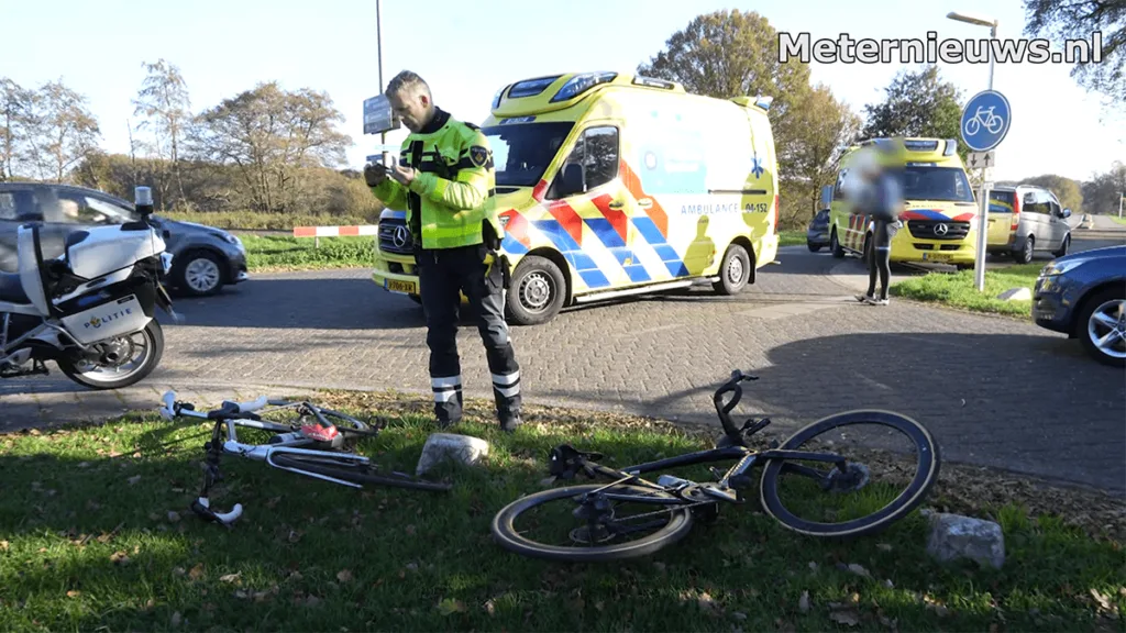 Wielrenner met spoed naar ziekenhuis na aanrijding