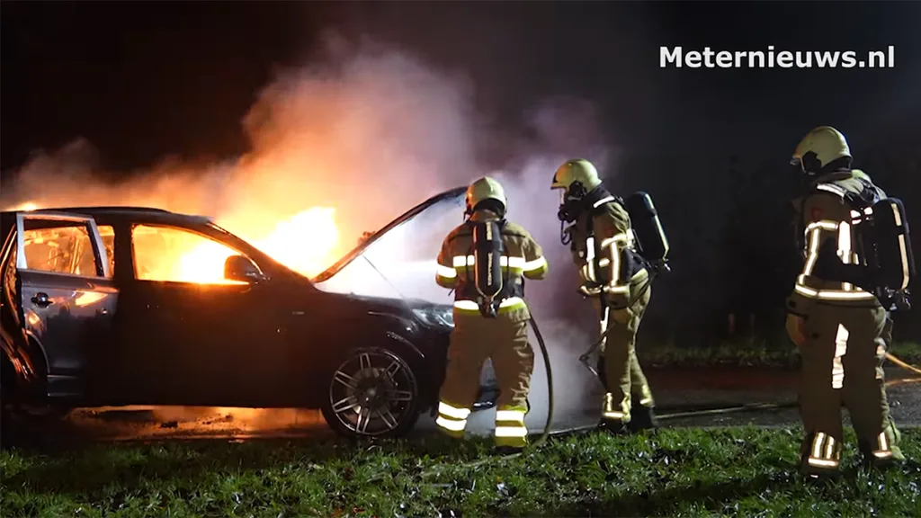 Auto brandt uit op parkeerplaats bij Dedemsvaart, inzittenden veilig