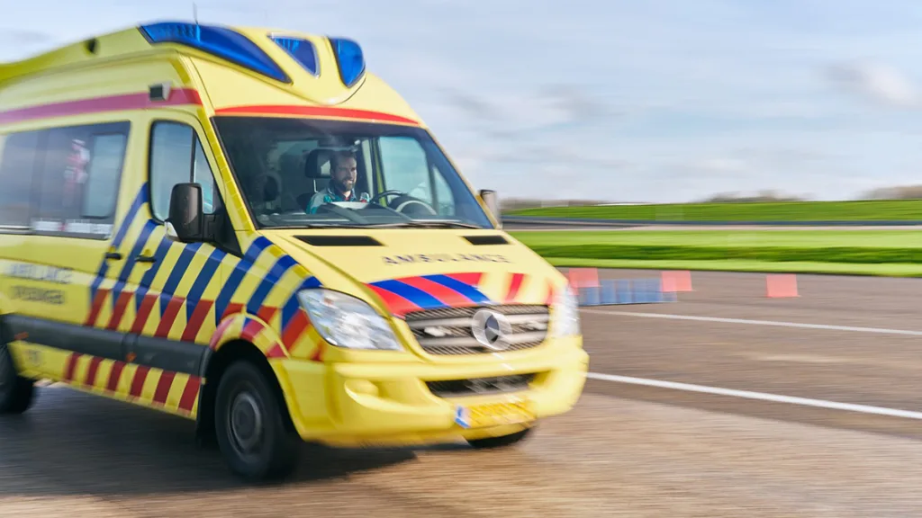 Fietser op driewieler gewond na botsing met auto in Slagharen