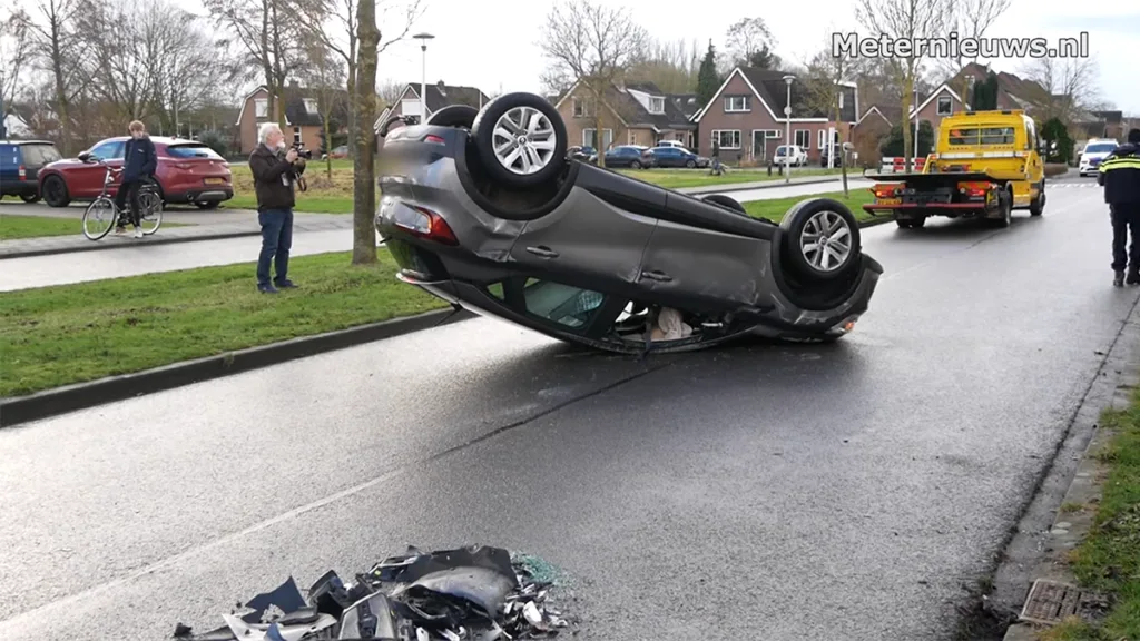 Auto over de kop na harde botsing op Mien Ruyslaan Auto over de kop na harde botsing op Mien Ruyslaan