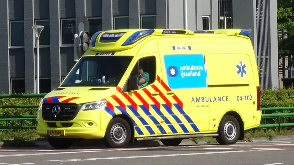 Ernstig ongeval in Schuinesloot: Auto tegen boom na botsing met trekker Ernstig ongeval in Schuinesloot: Auto tegen boom na botsing met trekker
