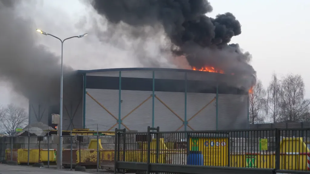Brand bij afvalverwerker Balkbrug: onderzoek naar oorzaak gestart