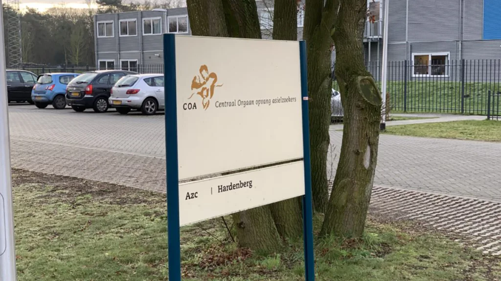 Drukte bij informatieavond nieuw AZC in Hardenberg Drukte bij informatieavond nieuw AZC in Hardenberg
