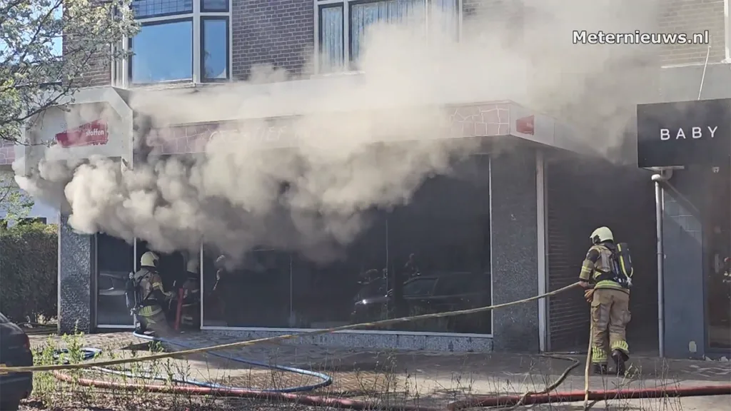 Grote brand teistert stoffenwinkel in Dedemsvaart