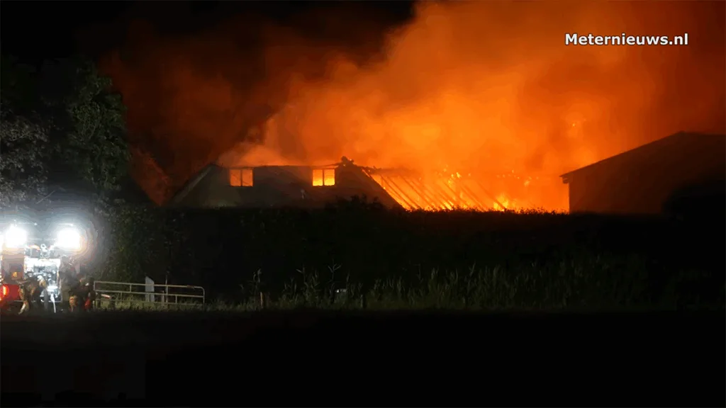Grote brand verwoest landbouwschuur in Slagharen Grote brand verwoest landbouwschuur in Slagharen