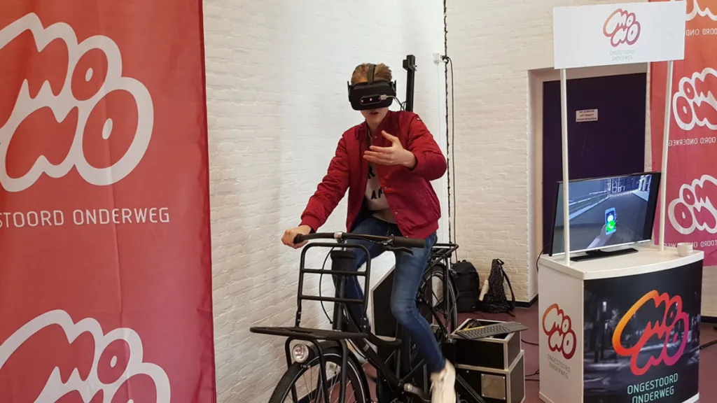 Ervaar de gevaren van telefoongebruik op de fiets bij Dedemsvaria Ervaar de gevaren van telefoongebruik op de fiets bij Dedemsvaria