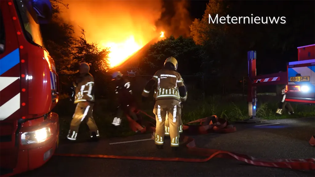 Uitslaande brand verwoest woonboerderij met B&B in Rheezerveen Uitslaande brand verwoest woonboerderij met B&B in Rheezerveen
