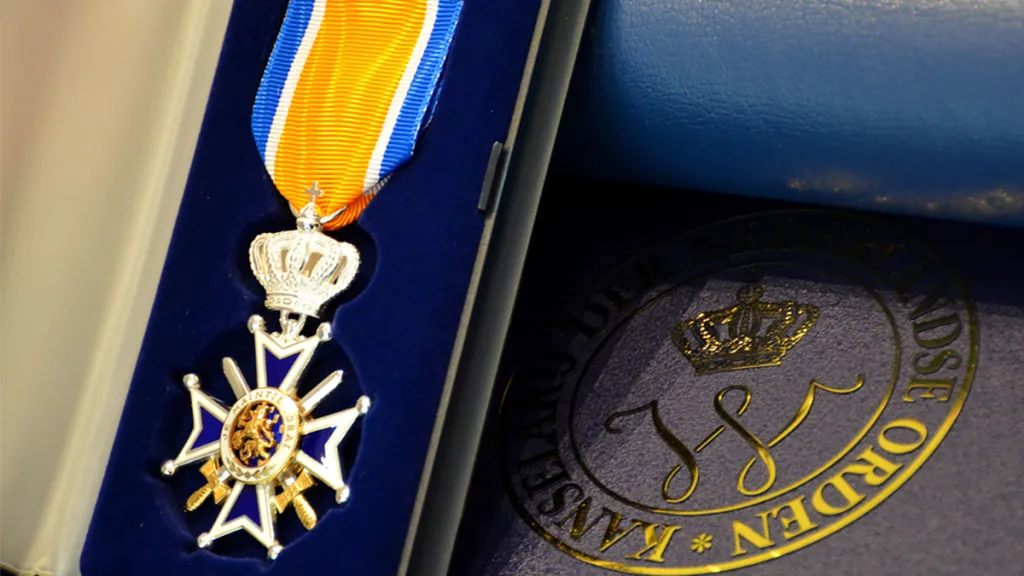 Folders Ridder in de orde Oranje-Nassau bij afscheid Haitjema