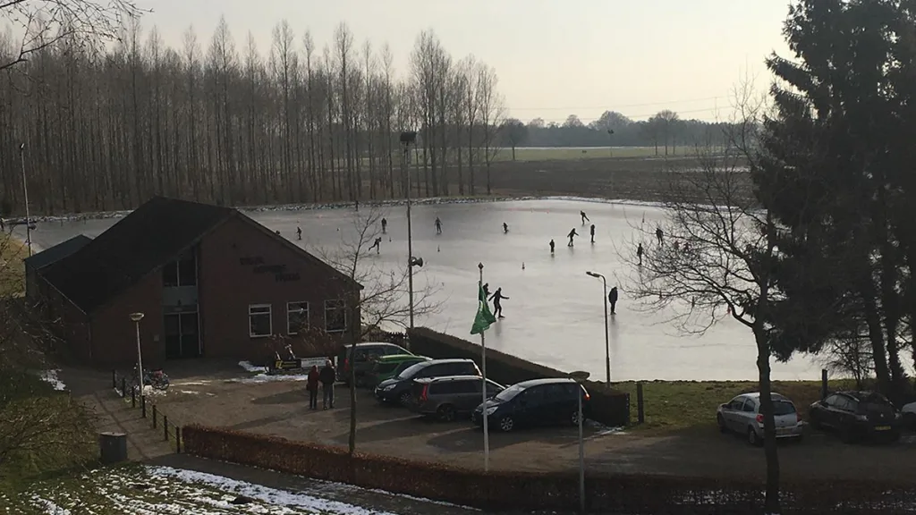 IJsbaan Sluis 6-7 Dedemsvaart opent de deuren voor leden