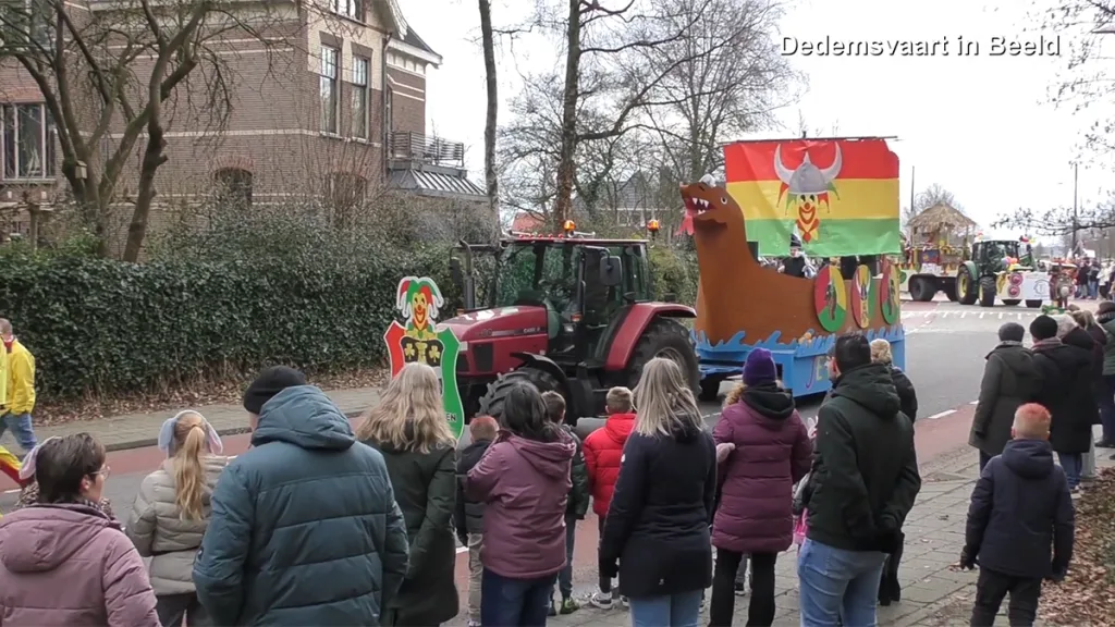 Kleurrijk feest in Kloetendonk: geslaagde carnavalsoptocht Kleurrijk feest in Kloetendonk: geslaagde carnavalsoptocht