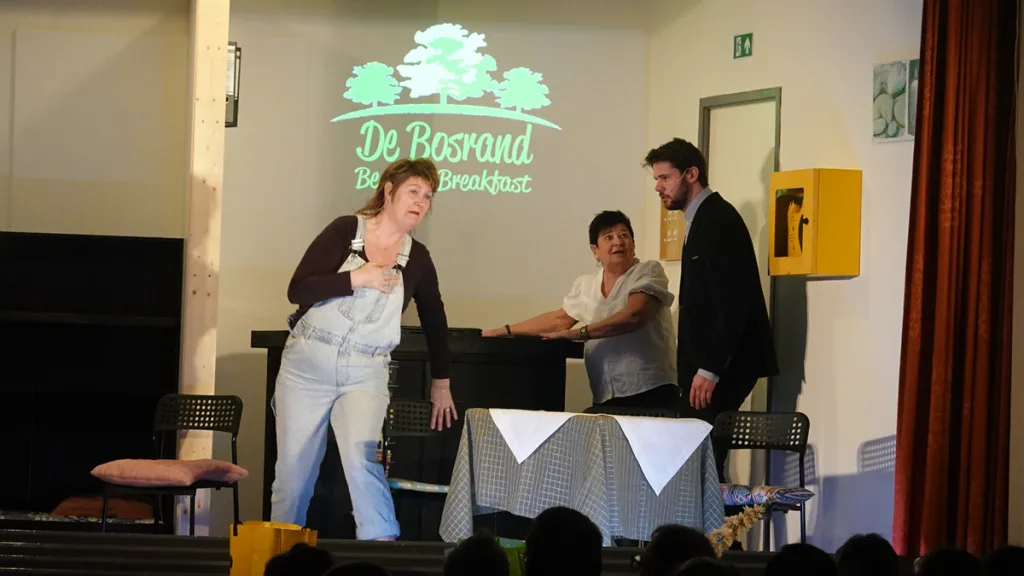 Blijspel B&B Bomvol: Munitie en AI-dating in de regio Blijspel B&B Bomvol: Munitie en AI-dating in de regio