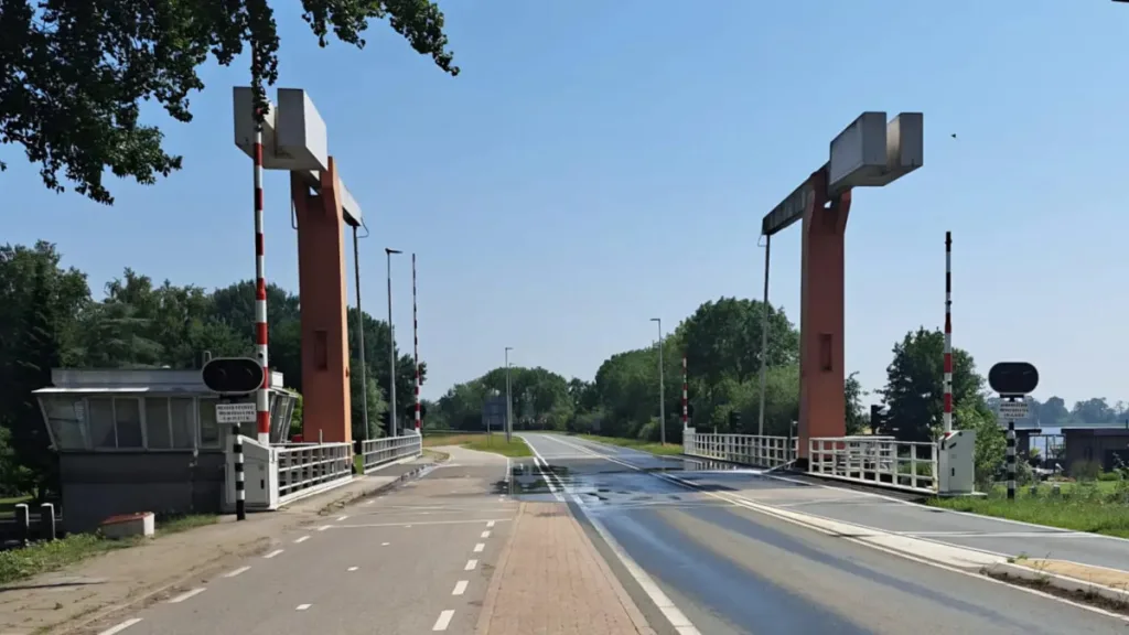 Hitte Overijssel: bruggen en sluizen dicht na 14.00 uur